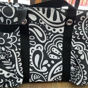 Like new Thirty One Chic Black and White Patterned Tote Bag.  Like new condition